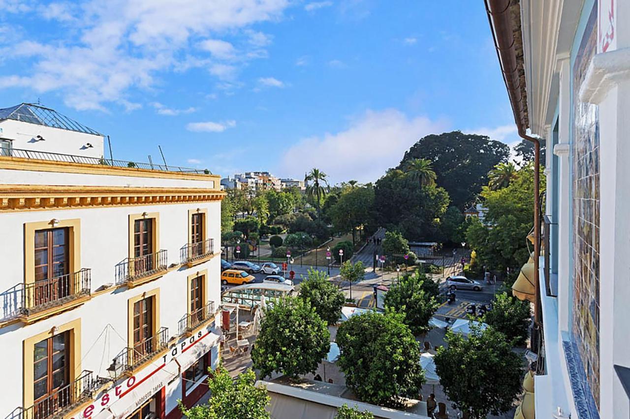 Palacio Del Siglo XVII Frente A Los Jardines De Murillo Sevilla Bagian luar foto
