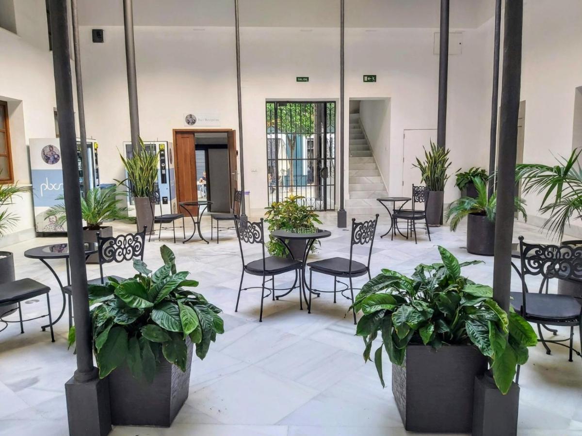 Palacio Del Siglo XVII Frente A Los Jardines De Murillo Sevilla Bagian luar foto